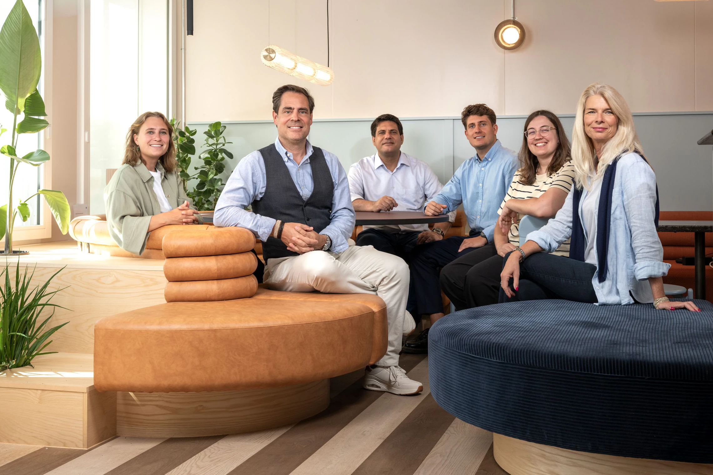 Das Team von Pfyffer Partner in einer hellen Lounge