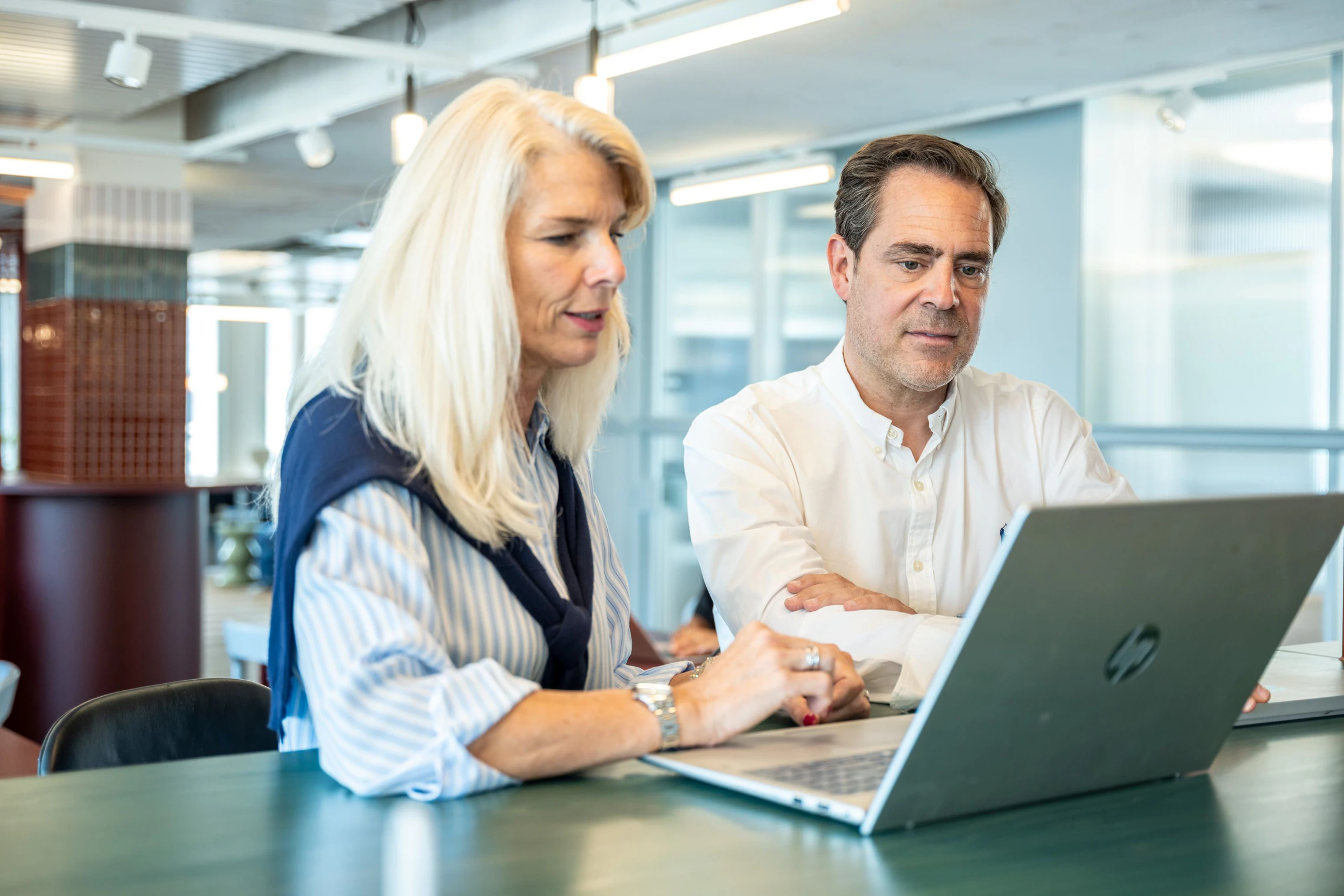 Besprechung zu zweit am Laptop