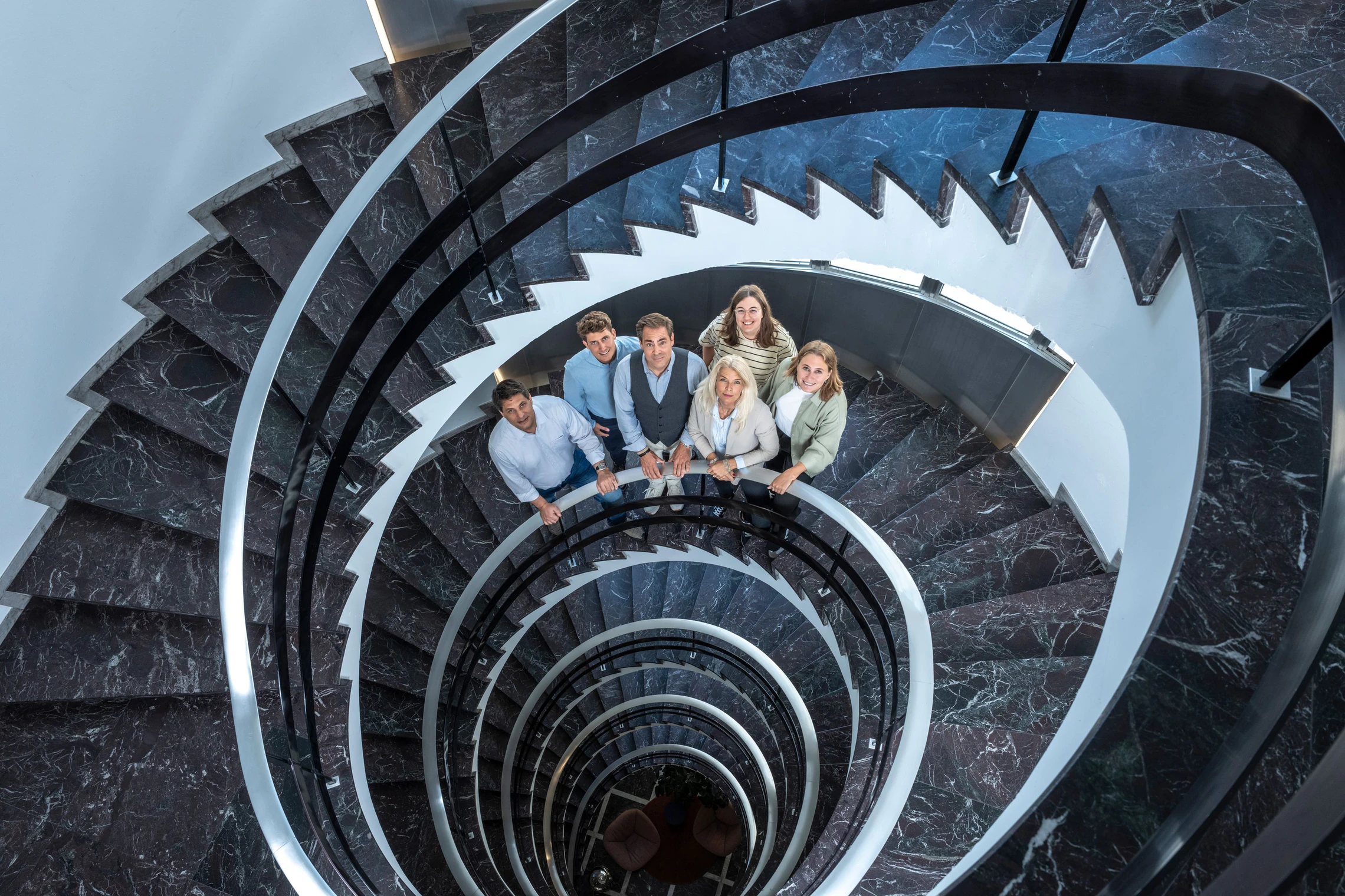 Das Team von Pfyffer Partner im Treppenhaus, von oben fotografiert