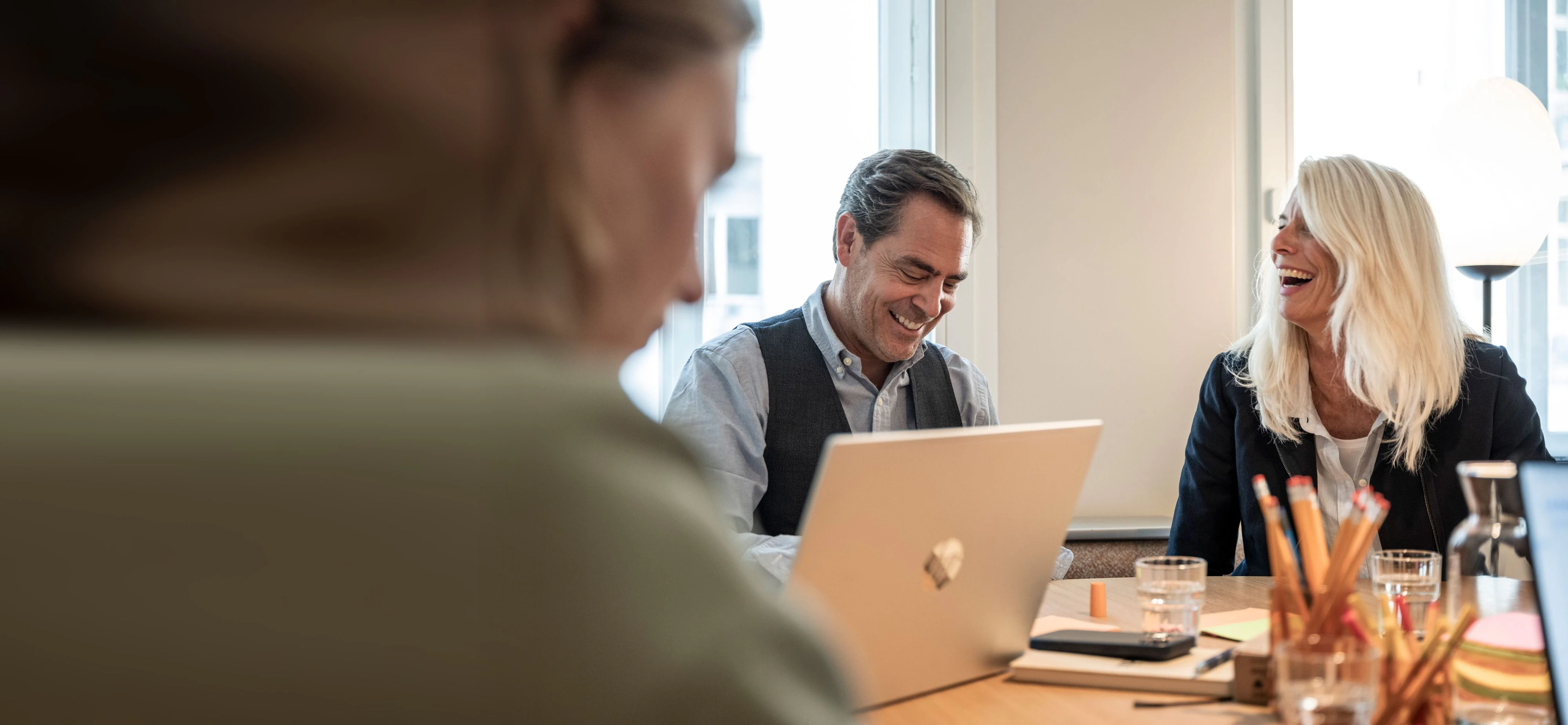 Marc Pfyffer und Kerstin Rufer lachen gemeinsam in einer Besprechung