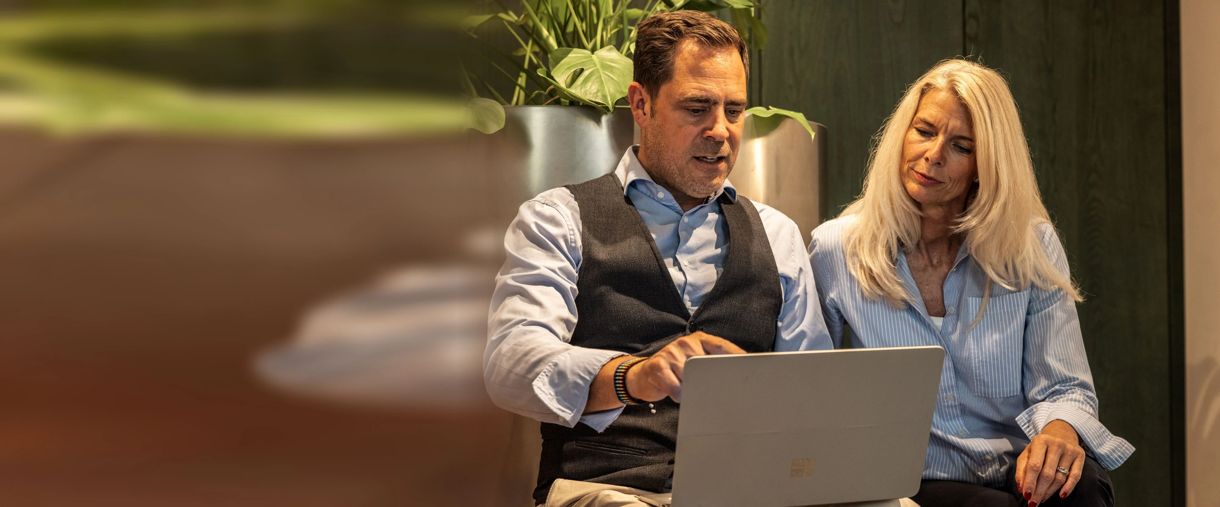 Zwei Personen besprechen etwas gemeinsam am Laptop