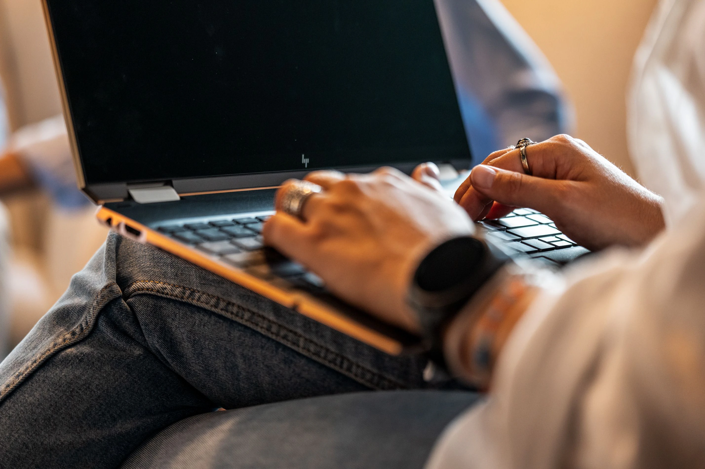 Hände auf der Tastatur eines Laptops