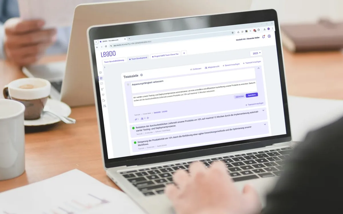 Laptop mit der Software LEADO, geöffnet ist die Ansicht «Teamziele»